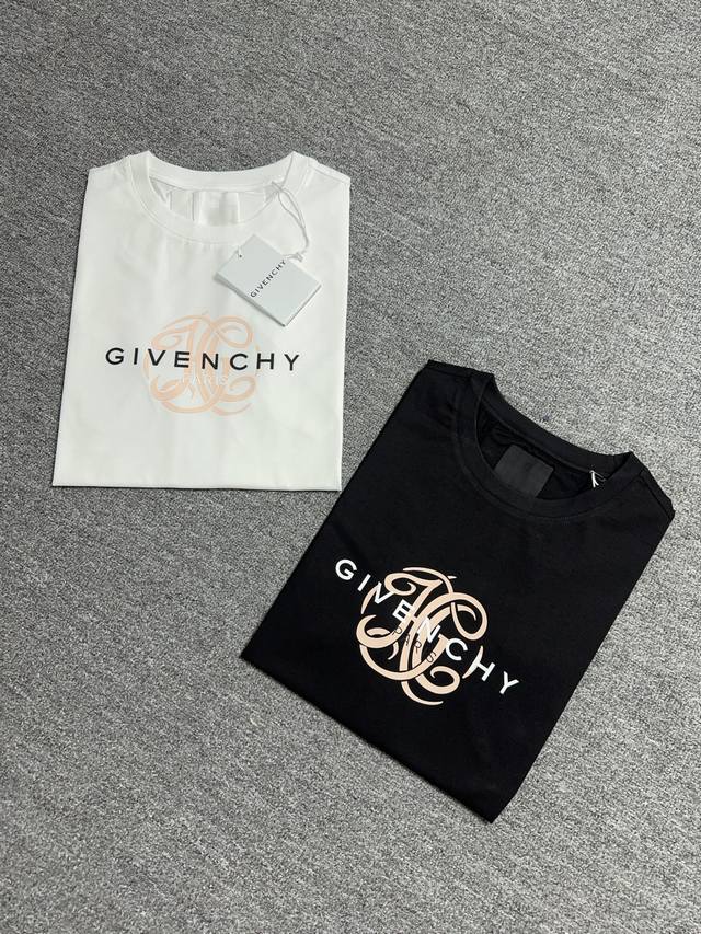 p230 Givenchy 25春夏新品3D硅胶印花标识短袖T恤，正面饰有字母Logo印花，满满的设计感和质感采用定制80支双股丝光棉面料；黑色 白色 S～Xx
