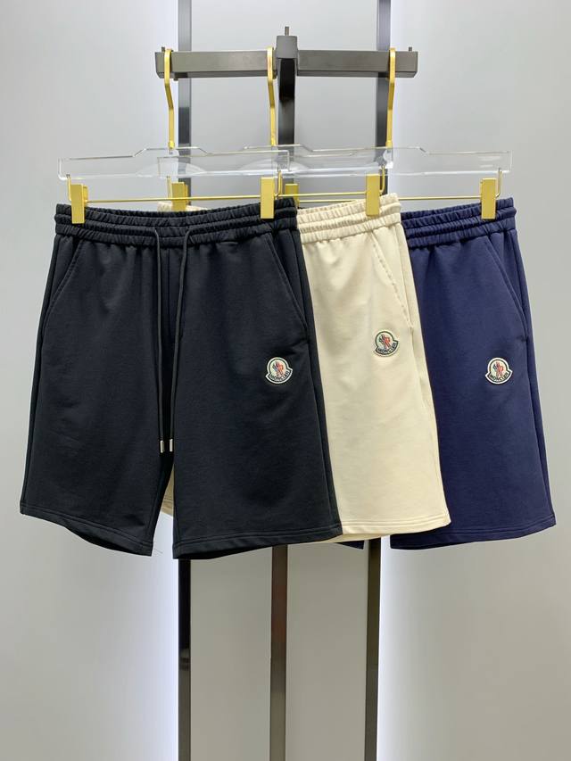 p170 蒙口/Moncler 25春夏新款松紧带休闲短裤，专柜定制面料 透气舒适度高，细节无可挑剔，品牌元素刺绣设计理念，体现高品质。手感细腻柔软！呈现休闲裁