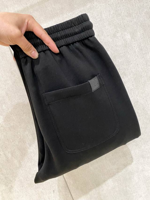 p250 Le# 2025 春夏休闲裤子 美学的焕新诠释,演绎浓郁的格调型时尚风范,细节感和设计感强悍.经典品牌标识做为色彩搭配,演绎经典的品牌时尚,为整体造型