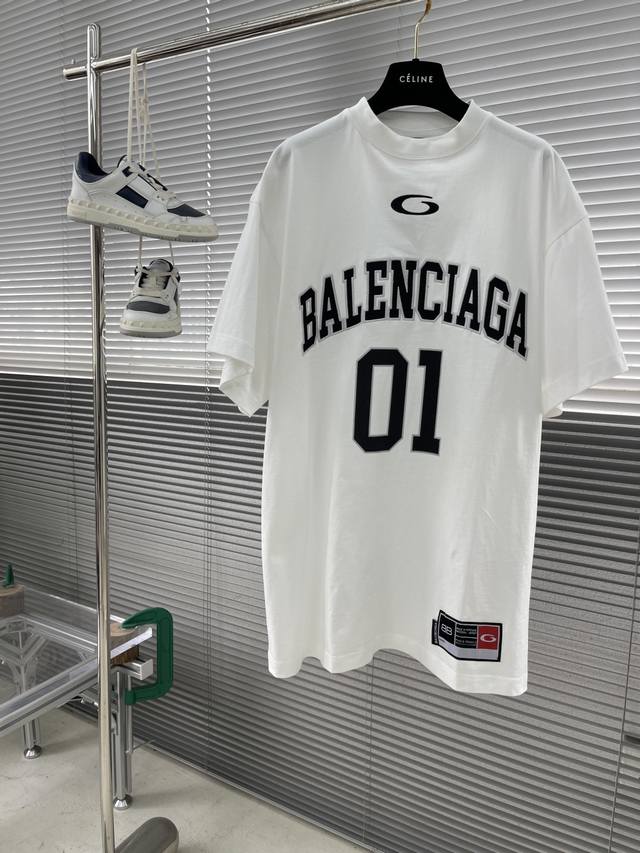 p210 -Balenciag 篮球系列短袖 定制雅韵潮棉平纹绸 质感卓越 舒适贴肤 以经典黑白交织 前幅饰以Balenciag标志性字样与“01”字样交相辉映