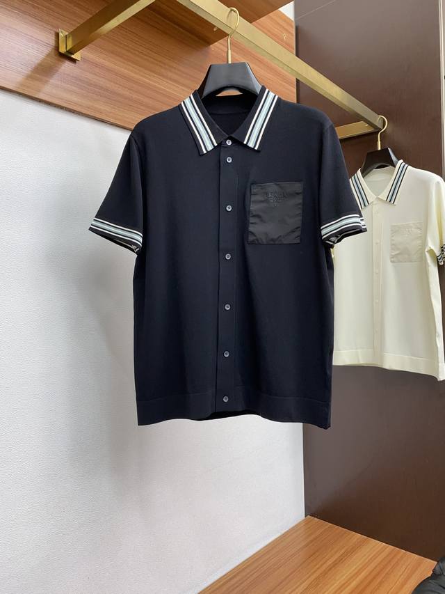 p290 普拉达 25Ss早春新款科技纤维混纺针织翻领短袖Polo衫，男士休闲短袖T恤针织衫！贸易公司渠道稀出，同步官网发售！穿着这款针织T恤，无论是漫步于都市