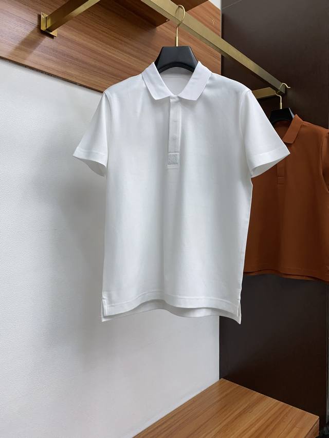 p290 罗意威 2025新款男士珠地棉翻领短袖Polo衫 经典商务男装衬衫领 Polo 衫 棉质珠地面料呈现。轻盈柔软的面料经过成衣染色，营造出优雅纹理，中珠