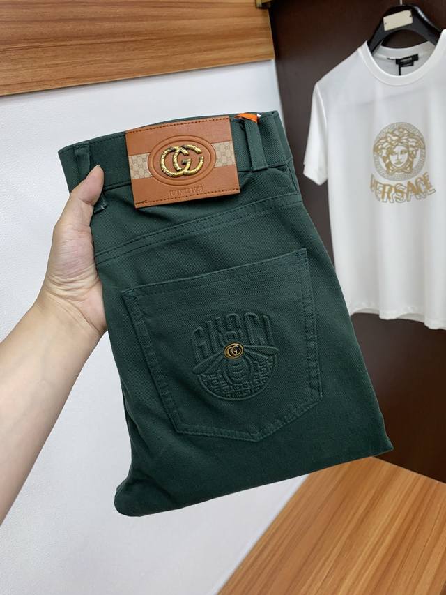 p240 古奇 2025春秋新品 修身男士牛仔裤纯血统品 每季必出的类型，无需质疑的热卖王牌单品，符合四季最佳的搭配色号 整体的风格延续了Slp的基调，通体融入
