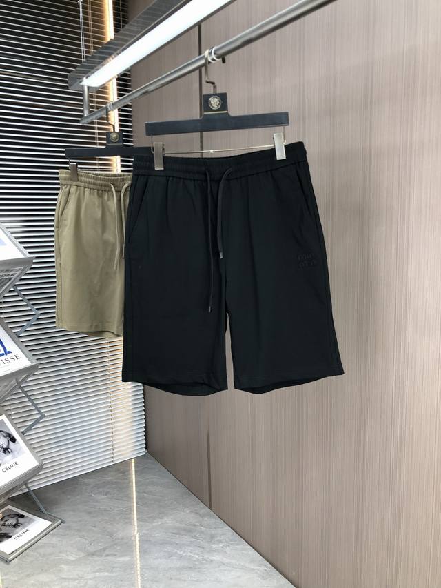 p200 Miu Miu 缪缪2025春夏最新款休闲短裤，定制面料 ～品牌标识Logo设计！款式简单又不失档次！三标齐全、透气舒适度高，细节无可挑剔，品牌元素设