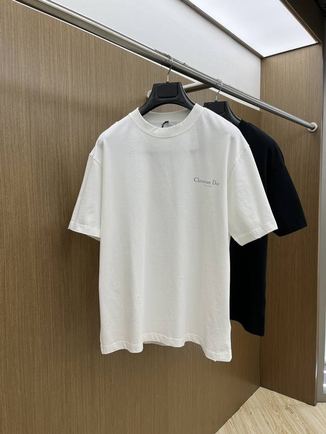 P230 Dior迪奥2025新款经典字母做旧破洞印花Logo短袖男女同款 这款 T 恤采用棉质竹节平纹针织面料精心制作。胸前饰以灰色 Christian Di