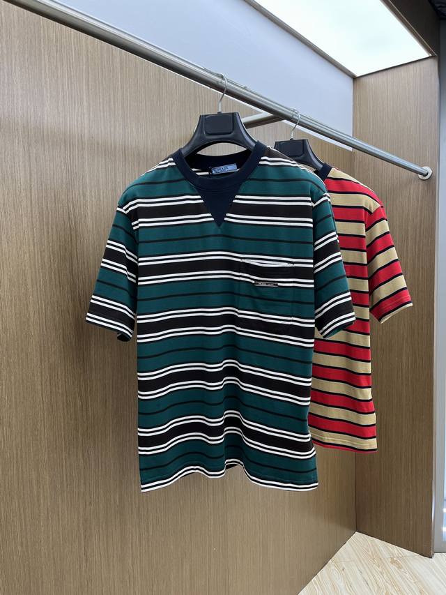 P230 Prada/普拉达2025新款字母贴布刺绣条纹撞色短袖T恤男女同款 prada条纹T恤，经典与时尚的碰撞。咖红黑白条纹，独特吸睛。V领巧思，修饰颈部线
