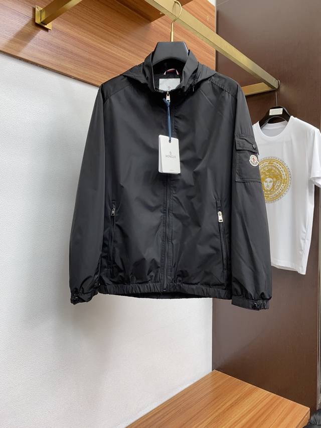 p280 蒙口 2025Fw男士连帽夹克男装外套，休闲日常穿搭单品！上身修饰身形、时装美学和新都市商务休闲概念完美融合，通体将意式的干练和户外功能性风格极致诠释