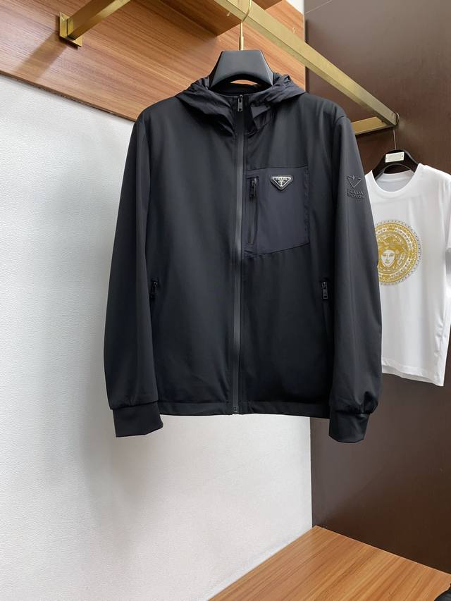 p540 普拉达 2025Ss春季最新款 连帽休闲外套 春款外套高端品质、高档制作工艺，版型面料五金都是专柜1:1定制，透气舒适合成面料，上身帅气有型，一点不拘