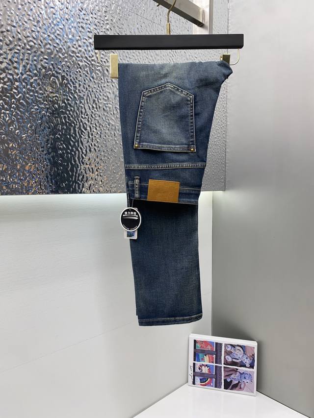 p290 1V 路易威登 25春夏新品 直筒微阔版原单男士水洗牛仔裤纯血统品 每季必出的类型，无需质疑的热卖王牌单品，符合四季最佳的搭配色号 整体的风格延续了S