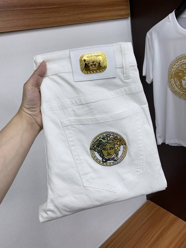 p270 范思哲 25春夏新品 修身原单男士水洗牛仔裤纯血统品 每季必出的类型，无需质疑的热卖王牌单品，符合四季最佳的搭配色号 整体的风格延续了Slp的基调，通