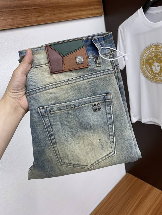 p230 罗意威 25春夏新品 修身原单男士水洗牛仔裤纯血统品 每季必出的类型，无需质疑的热卖王牌单品，符合四季最佳的搭配色号 整体的风格延续了Slp的基调，通