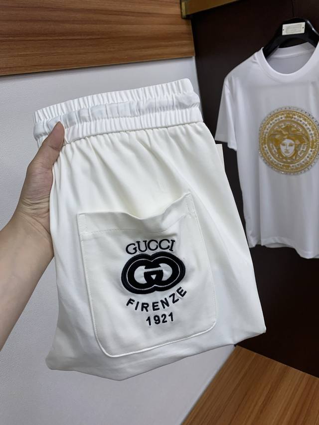 p240 古奇 专柜新品同步上市。原单订制高品质时尚休闲裤。超级百搭款。独家定制面料，手感细腻柔软，贴身舒适，上身超有型！原版定制专柜最新五金辅料。超靓版型、上