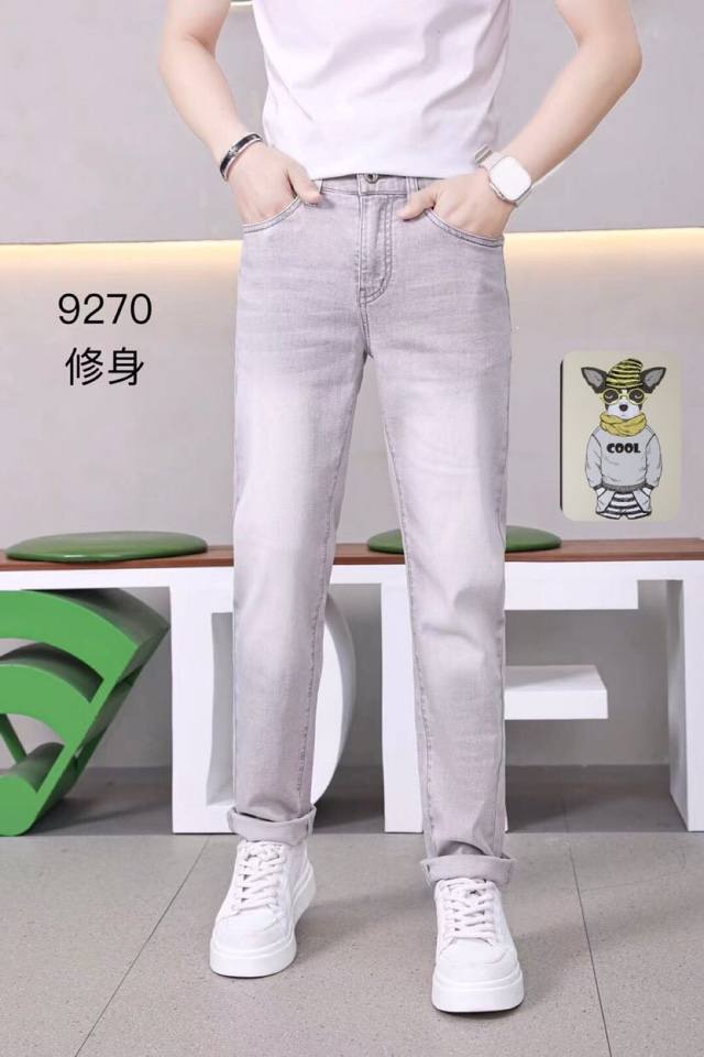 p240迪奥*. 25春季新品潮牌原单男士百搭牛仔裤贸易公司渠道货！每一季的王牌级爆款担当，俨然属于经典招牌教科书般存在！极具美学基调的一款裤子，以面料和品质为