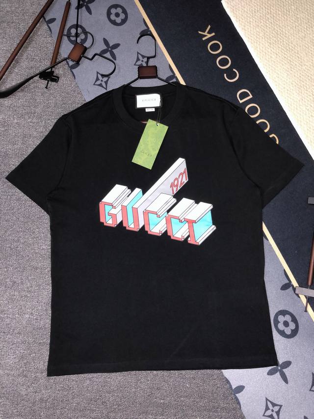 p120 Gucci 短袖T恤 工艺：字母立体印花 颜色：黑色 杏色 码数：S~Xl 面料：精梳紧密棉盖棉280G