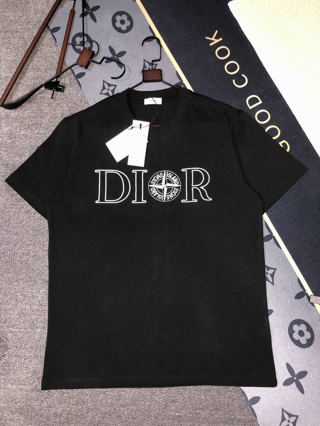 p120 Dior短袖T恤 工艺：刺绣 码数：S~Xl 颜色：黑色 白色 面料：精梳紧密棉盖棉280G 柔顺手感，做工细致。男女同款宽松版型！