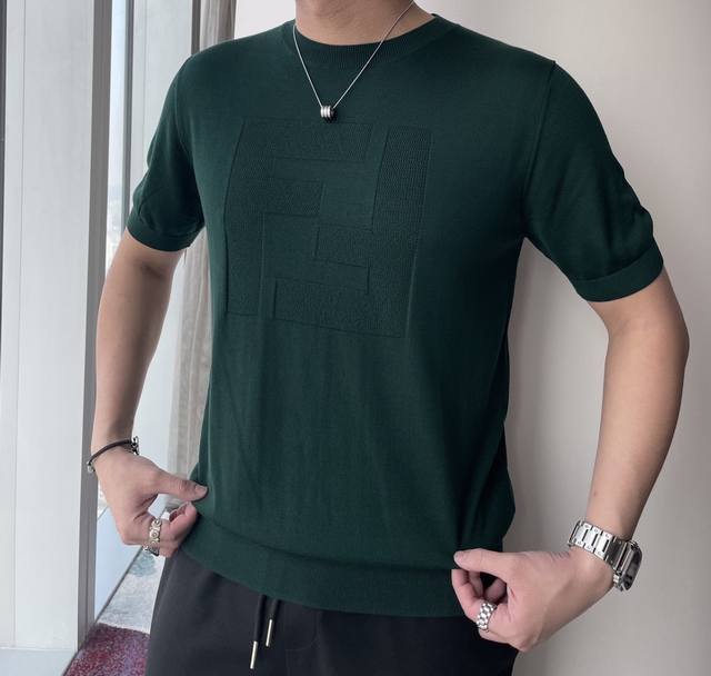 p320，型号D-6035#，芬家 2025春夏最新Ff提花徽标男士圆领短袖针织衫，精选针织棉质面料制成， 80支超柔长绒棉，16针密致针法，纹理清晰，紧密不易