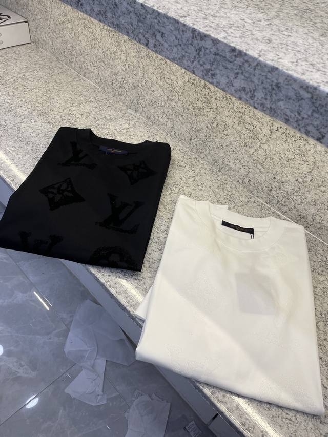 p210。 Ly驴牌25//Ss新品春夏首发专柜 最新款短袖圆领T恤高端订制 设计前卫时尚！品牌Logo重工艺设计高端定制欧棉180克面料手感柔软.穿着舒适.专