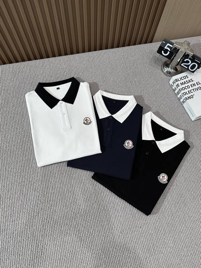 p230。【Moncler】蒙口 Hk专柜同款同步上新短袖翻领Polo，采用订制双丝光六角珠地棉面料，领襟处针织罗纹收口，精致扣子，胸前Logo绣花章搭配，极为