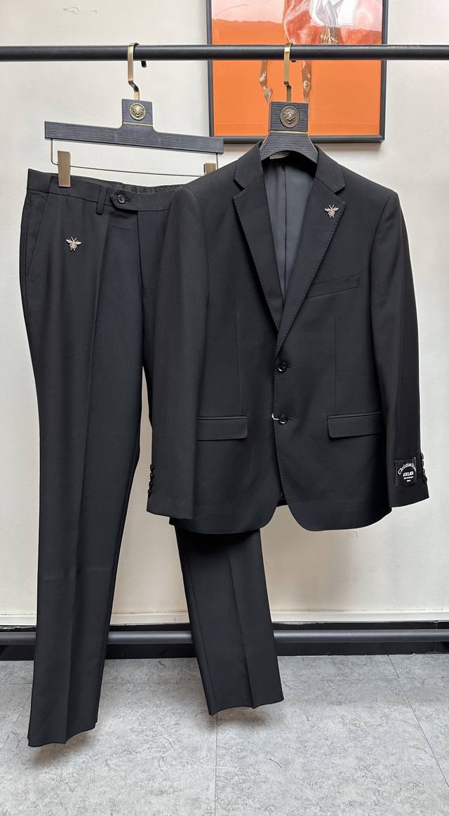 p830/套。 Dior. 2024新款高端商务休闲西服套装，贸易公司渠道臻品，高奢顶尖品鉴货。进口聚酯纤维氨纶混纺面料，整体的造型设计，沿袭了现代极简主义基调