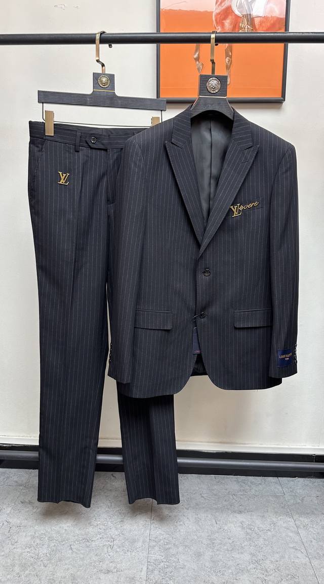 p830/套。 Lv. 2024新款高端商务休闲西服套装，贸易公司渠道臻品，高奢顶尖品鉴货。进口聚酯纤维氨纶混纺面料，整体的造型设计，沿袭了现代极简主义基调，时