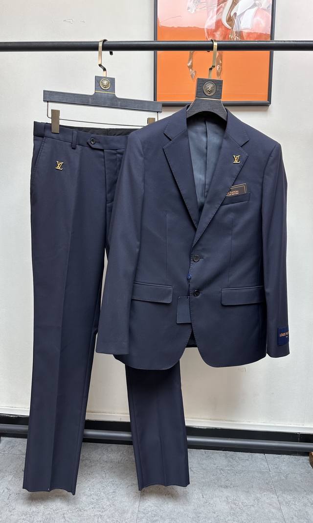 p830/套。 Lv. 2024新款高端商务休闲西服套装，贸易公司渠道臻品，高奢顶尖品鉴货。整体的造型设计，沿袭了现代极简主义基调，时尚两粒扣设计，进口面料，简