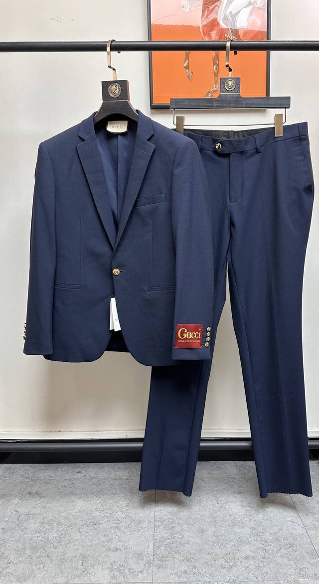 p830/套。 Gu. 2024新款高端商务休闲西服套装，贸易公司渠道臻品，高奢顶尖品鉴货。整体的造型设计，沿袭了现代极简主义基调，时尚两粒扣设计，进口面料，简