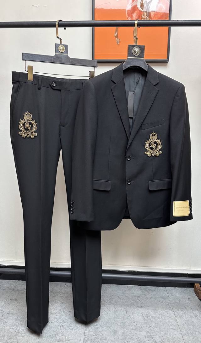 p830/套。 Dg. 2024新款高端商务休闲西服套装，贸易公司渠道臻品，高奢顶尖品鉴货。进口聚酯纤维氨纶混纺面料，整体的造型设计，沿袭了现代极简主义基调，时