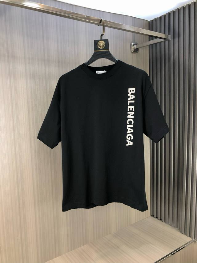 p230 巴黎世家。2025春夏新品时尚圆领短袖高级定制百搭款式！更有实用感 任何人都可以轻松驾驭 高端棉面料制作，手感非常奈斯，不起球，不变形，奢华经典设计，