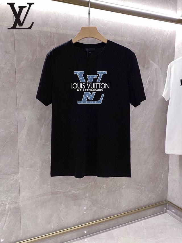 p130 Lv 2025最新男士高端好货，胸前字母徽标印花图案增添活力感！最经典一目了然的干净与纯粹的结合.必入款推荐！选用190克双股丝光面料制成 纹理清晰，