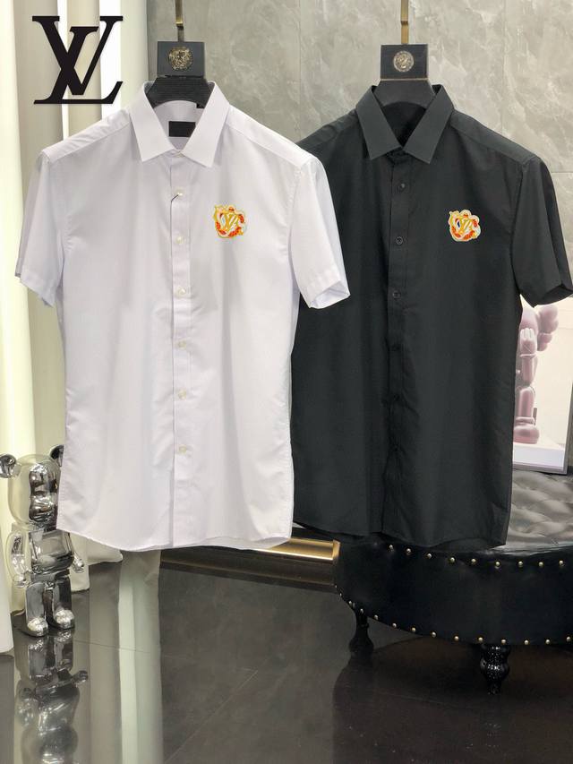 p160 Lv 欧货 2025新款男士短袖衬衫，高端版本衬衣！专柜定制面料 透气舒适度高，细节无可挑剔，品牌元素设计理念，体现高品质。手感细腻柔软！呈现休闲裁剪