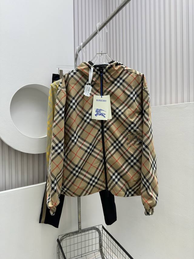 p340【Burberry 】 巴宝莉 2025春季新款双面穿夹克，官网同步，原版订制聚酯纤维面料，面净版设计，背面设计经典格子双面穿，戴帽设计更防风保暖，衣襟