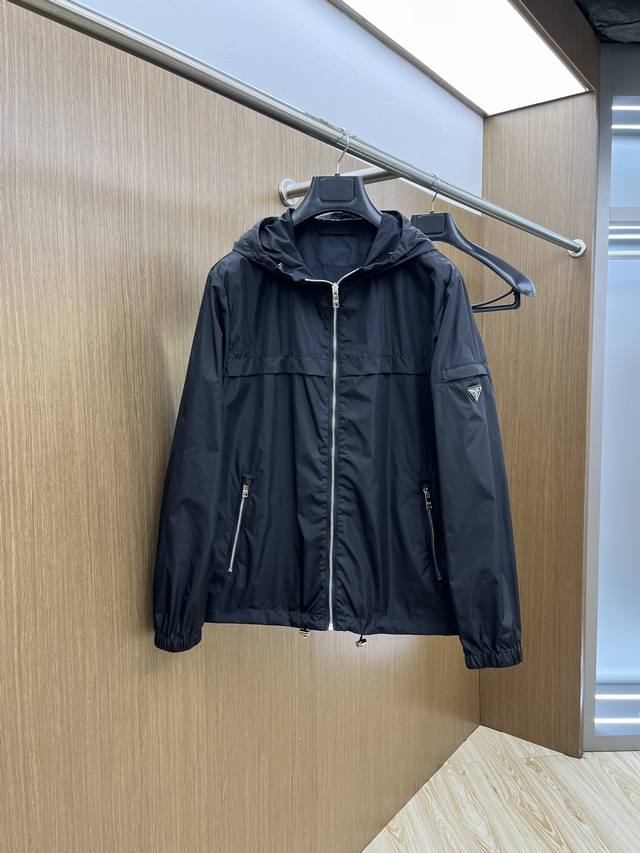 p430 Pd Ss早春新款夹克外套，官网同步，原版订制聚酯纤维面料 时尚潮流感十足，简约不简单的设计，原厂五金辅料，潮流时尚高档人士必留版！ 码数:M-3Xl