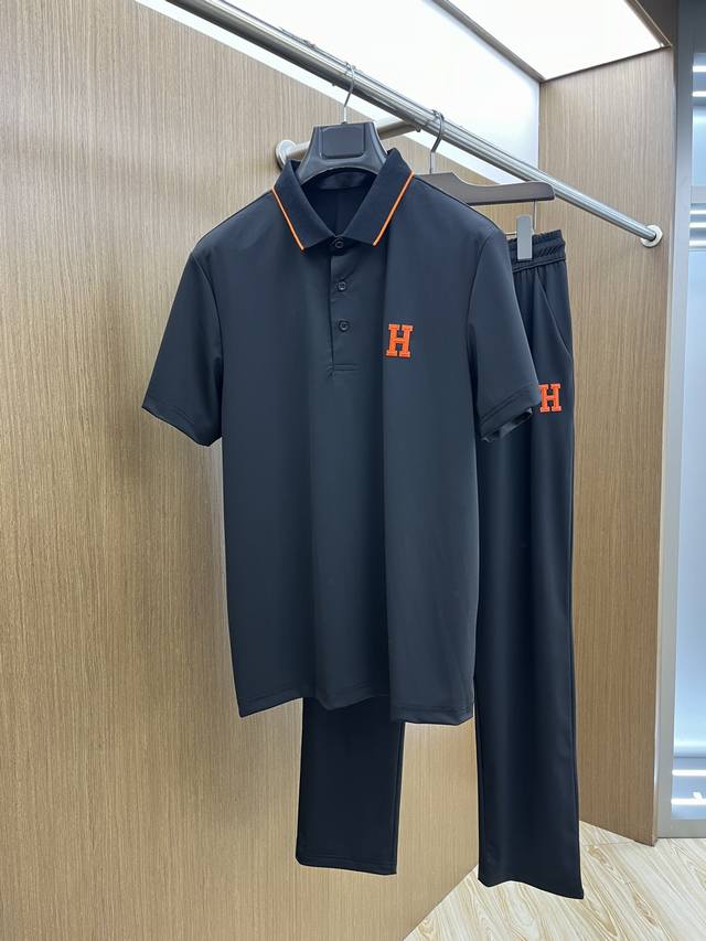 p400/套 Her 2550S春夏新品休闲套装 独家定制丝光棉棉面料，明星最爱时装味休闲简单大方 刺绣织带设计 工艺设计,干净利落剪裁 都市风十足 可供独家顶