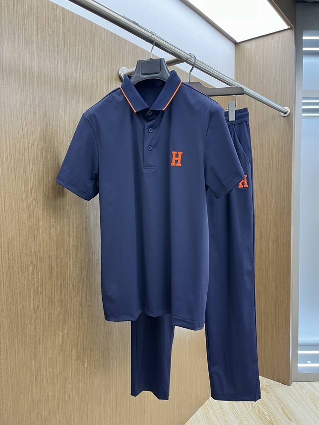 p400/套 Her 2550S春夏新品休闲套装 独家定制丝光棉棉面料，明星最爱时装味休闲简单大方 刺绣织带设计 工艺设计,干净利落剪裁 都市风十足 可供独家顶