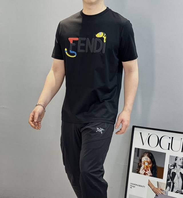 240 fend*芬-迪25S春夏新款圆领T恤.经典字母搭配蛇年造型辨识度鲜明超级走心！高温烫画立体发泡工艺.选用客供190G定织丝光棉布制成，整件单品的面料质