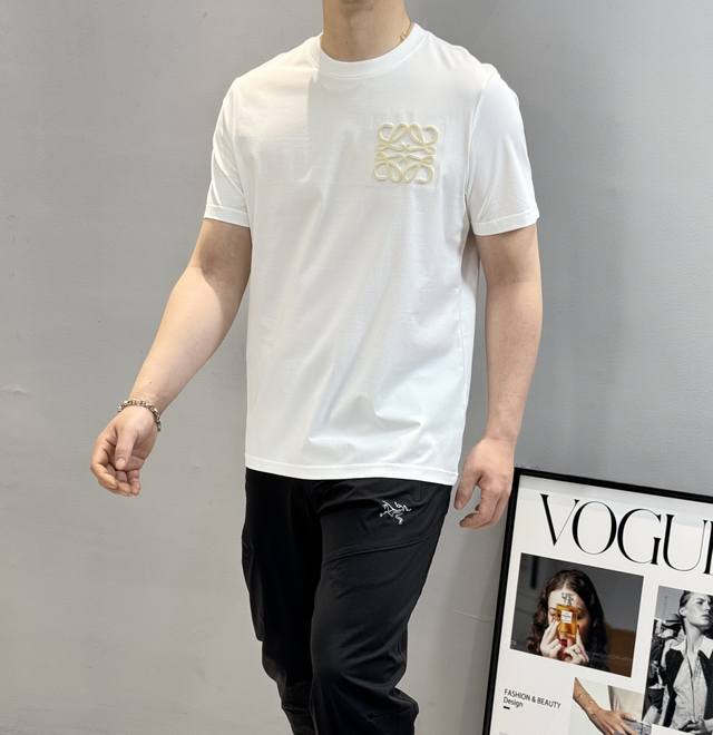 200 loew*E罗意-威25S春夏圆领短袖.真的很好看且百搭.上身减龄效果妥妥的，怎么搭配都好看男女情侣款，立体裁剪！！胸前字母牙刷绣立体图案.搭配清爽的色