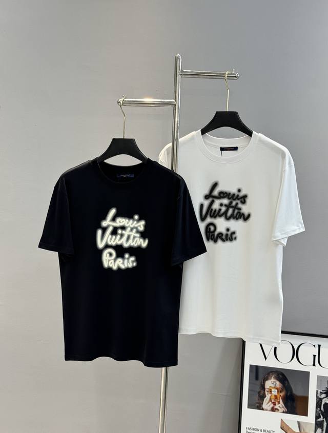 210 驴牌*2025Ss新款T恤推荐.男女同款！手写霓虹Logo字母短袖.以柔软棉质针织塑造经典直身版型，为正面的手写体路易威登巴黎标识融入霓虹视效，巧妙致意