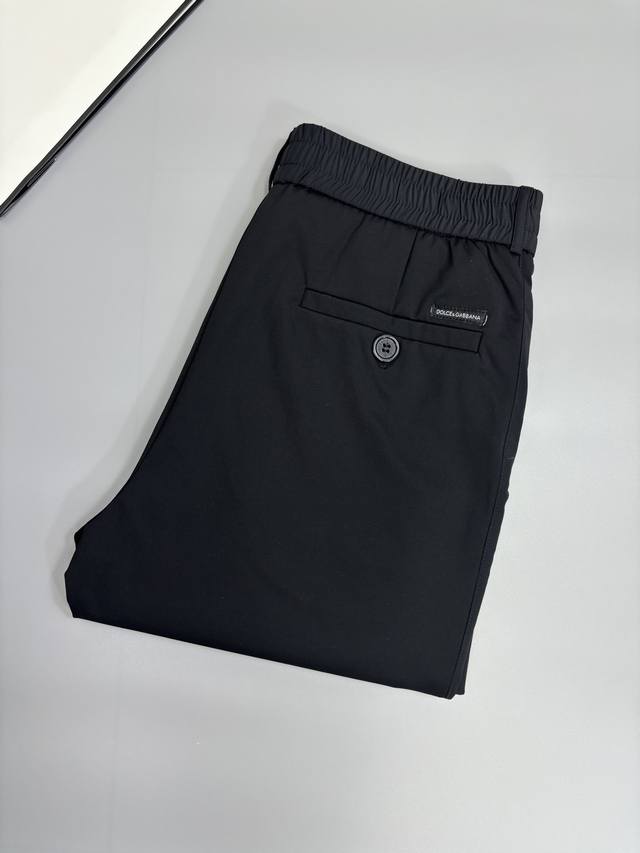 p300 新款休闲裤！官网同步发售。品牌经典Logo休闲裤 ，定制面料，舒适度极好，手触感强烈。辨识度极高，完美品相工艺。 尺码：M-3Xl
