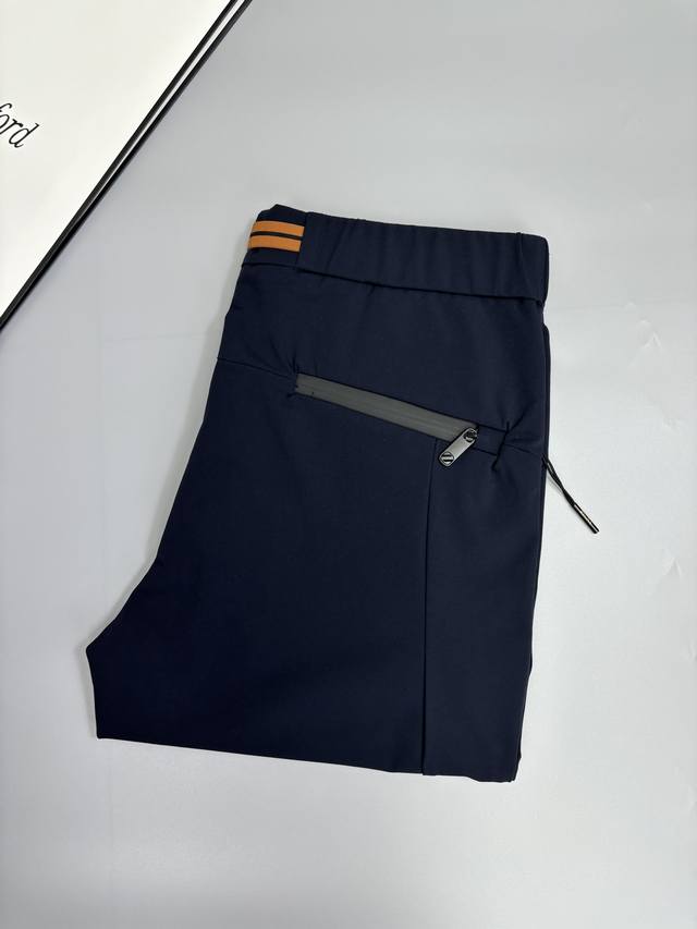 p270 秋冬新款休闲裤！官网同步发售。品牌经典Logo休闲裤 ，定制面料，舒适度极好，手触感强烈。辨识度极高，完美品相工艺。 尺码：M-3Xl