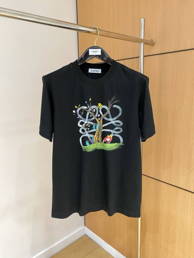 p230罗意威 手绘 春夏新款首发专柜最新款短袖圆领T恤 高端订制 设计前卫时尚！品牌Logo重工艺设计 高端定制230克面料.手感柔软.穿着舒适.专柜级别精致