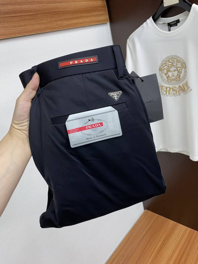p240 普拉达 25Fw春夏季节新品系列！男士修身合体版型纯棉轻薄有型的西裤！经典纯色棉质直筒修身长裤，男士裤腰经典时尚百搭商务休闲西裤 此款休闲西裤用心甄选