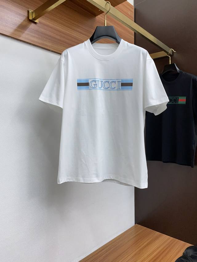 p300 古奇 2025春夏新款首发专柜最新款圆领短袖 高端订制 设计前卫时尚！品牌Logo重工艺设计 高端定制丝光棉面料.手感柔软.穿着舒适.专柜级别精致车线