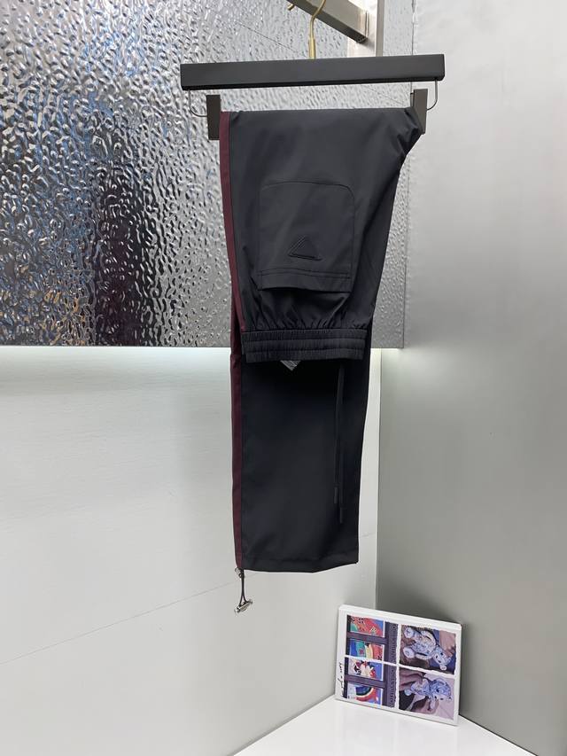 p360 普拉达 2025春夏新款休闲裤 运动织带装饰 净利落剪裁，都市风十足 采用精纺面料手感软糯干爽，上身效果挺括有型。五金精致，商务休闲非常好看如此众多的