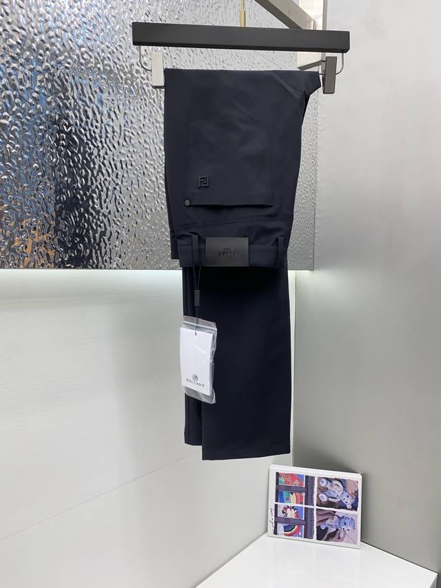 p380 芬迪 2025春夏新款休闲裤 运动织带装饰 净利落剪裁，都市风十足 采用精纺面料手感软糯干爽，上身效果挺括有型。五金精致，商务休闲非常好看如此众多的顶
