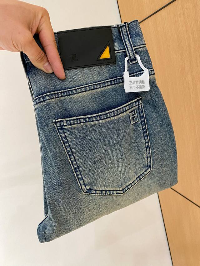 p280 芬迪 2025Ss早春 新品 原单男士水洗牛仔裤纯血统品 每季必出的类型，无需质疑的热卖王牌单品，符合四季最佳的搭配色号 整体的风格延续了Slp的基调