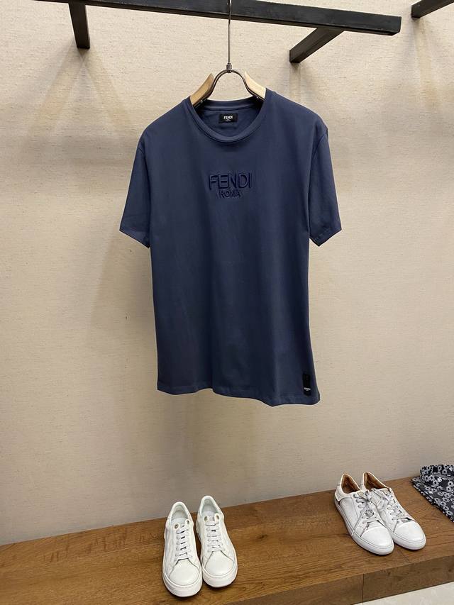 p220Fendi、Fd字母绣刺绣圆领短袖 发售色系：藏蓝、白色 原,500购买；纯棉材质、缀以3D效果Fd字样刺绣、短袖圆领T恤、全套辅料配备 # 轻盈质地纯