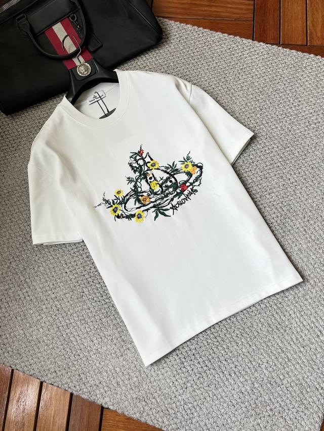 p220 vw‘’Ss25春夏新款短袖，顶级图案Logo，帅气时尚，简约百搭款。面料棉 不仅挺括，保持潮流的廓形，又穿着舒适，纱织更细腻 码数：S-Xxxl