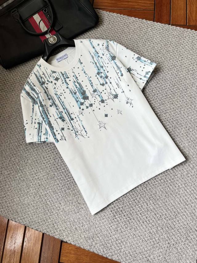 p220 纪梵‘’Ss25春夏新款短袖，顶级图案Logo，帅气时尚，简约百搭款。面料棉 不仅挺括，保持潮流的廓形，又穿着舒适，纱织更细腻 码数：S-Xxxl