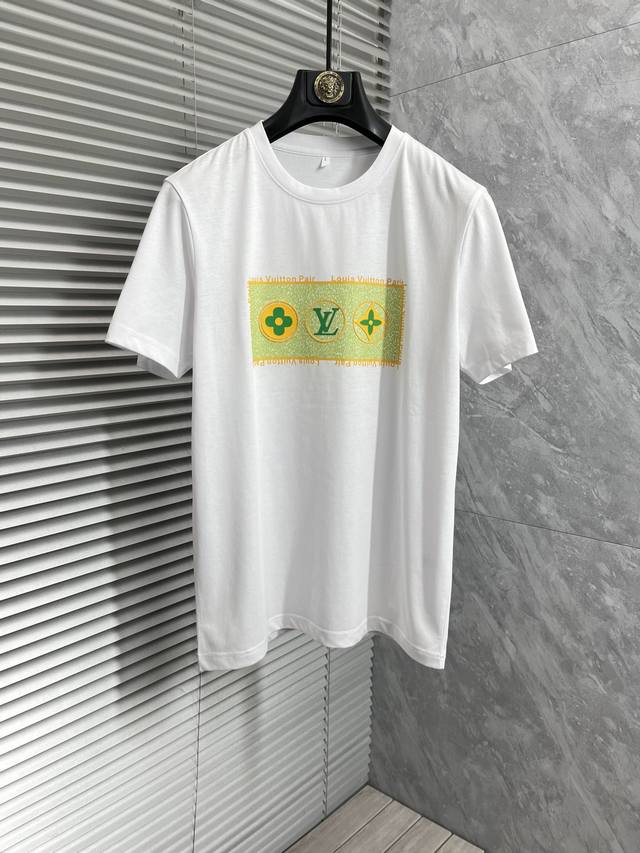 p200路易家丝光最新最顶级版本胸前工艺经典印花字母Logo图案时尚简约潮流短袖，最顶级的品质专柜原单短袖，顶级制作工艺进口面料，专柜款独特设计，采用进口高端订