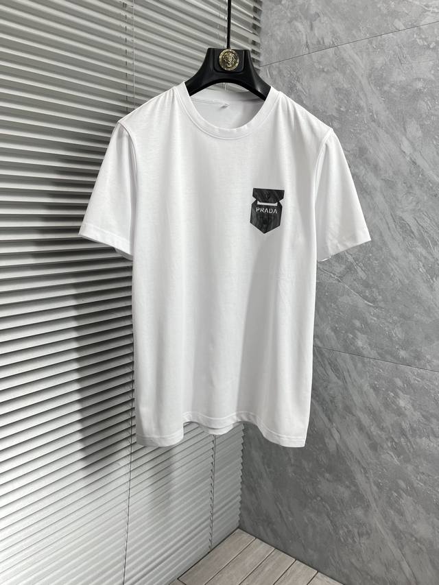 p200普拉家丝光最新最顶级版本胸前工艺经典印花字母Logo图案时尚简约潮流短袖，最顶级的品质专柜原单短袖，顶级制作工艺进口面料，专柜款独特设计，采用进口高端订